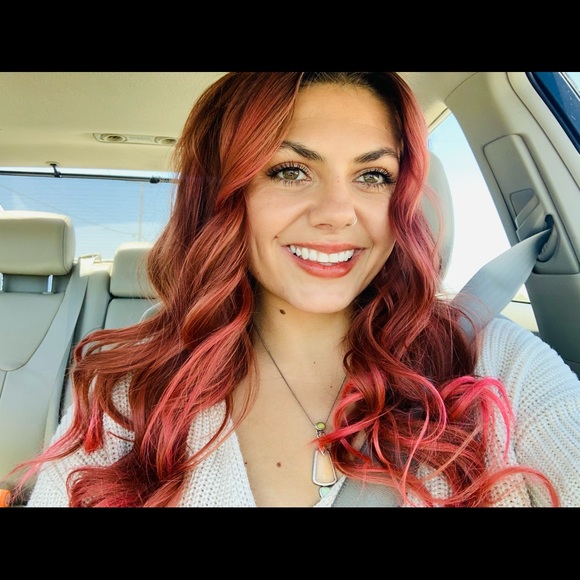 Meet your Posher, Meagan🌹 - Picture 4 of 4